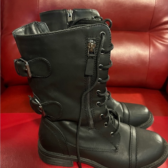 Black Women's Lace-Up Boots - Picture 5 of 7